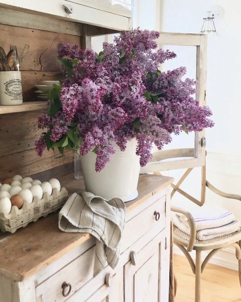 Lilacs in the Summer Country Home Aesthetic, Lilac Cottage, Entry Way Decor, Lilac Bouquet, Bouquet Home Decor, American Farmhouse Style, Cottage Decor Farmhouse, Shabby Chic Crafts, American Decor