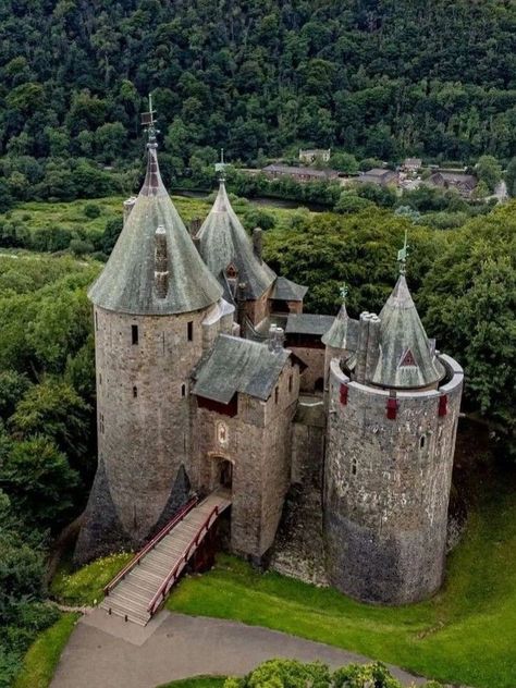 Red Castle, Welsh Castles, Architecture Antique, Romanesque Architecture, Old Castle, Castle Mansion, Cardiff Wales, European Castles, Castle Ruins