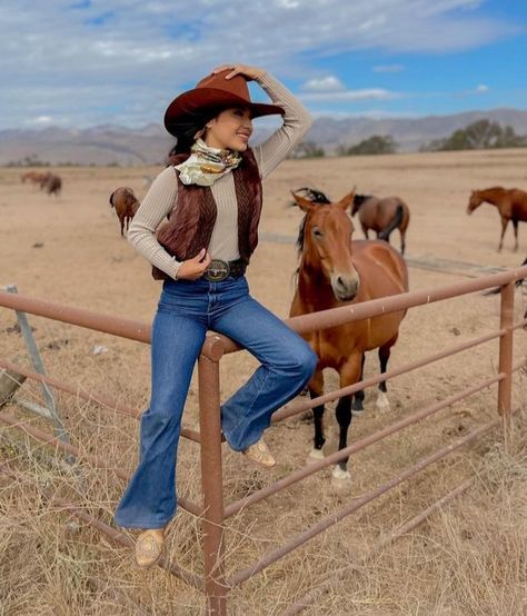 Baile Fits, Cowboy Style Women, Cowboy Outfits For Women, Takuachita Outfits, Outfit Vaquero, Vaquera Outfits, Throwing Fits, Minimalist Street Style, Country Women