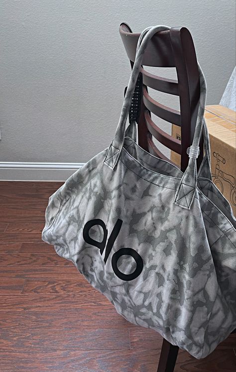 Alo Tote Bag Outfit, Alo Bags, Alo Outfit, Alo Yoga Outfit, Nike Gym Bag, Gym Girlie, Tote Bag Outfit, Branded Tote Bags, Girly Tingz