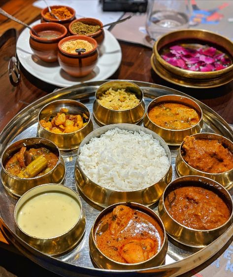 Indian Tali, Brass Tablescape, Best Korean Food, Indian Thali, Wedding Buffet Food, Cooking Recipes In Urdu, Bengali Food, Easy Food Art, India Food