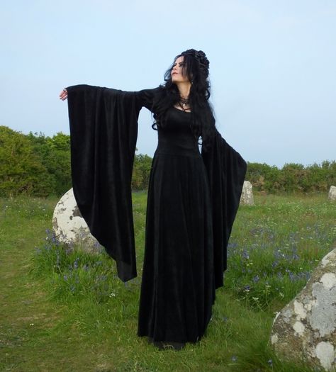 Elanorwen Gown - steamed velvet medieval goth dress by Moonmaiden Gothic Clothing UK Medieval Goth, Steampunk Medieval, Goth Outfit Ideas, Interesting Outfits, Make Your Dreams Come True, Witchy Fashion, Goth Beauty, Gothic Clothing, Goth Dress