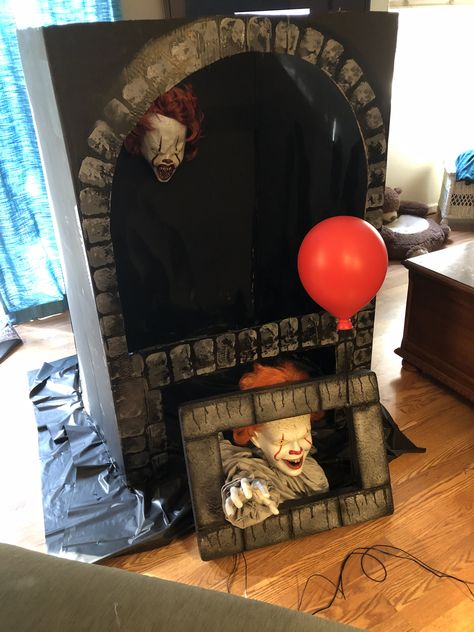 Add a sewer drain for the Pennywise Clown using a cardboard box, paint, sponge for bricks , clown mask and strobe light. Pennywise Haunted House Ideas, Penny Wise Halloween Decorations, Pennywise Trunk Or Treat Ideas, Pennywise Halloween Decorations, Pennywise Sewer, Horror Diorama, Pennywise Decorations, Halloween Carnevil, Haunted School