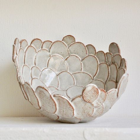 Good Screen soft Slab Pottery Strategies Milky Canvas – Scallop Bowl. – Noot & Swart #Good #Pottery #Screen #Slab #soft #Strategies Ceramica Artistica Ideas, Slab Ceramics, Pottery Form, Pottery Videos, Sculptures Céramiques, Pottery Handbuilding, Diy Ceramic, Slab Pottery, Hand Built Pottery