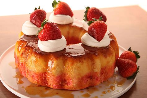 Looking for a new bake sale favorite? Our fresh strawberry flan cake takes only 20 minutes of prep work on your end and can please 16 people! Strawberry Flan Cake Recipe, Strawberry Flan, Pumpkin Flan, Philadelphia Recipes, Flan Cake, Flan Recipe, Milk Shakes, A Piece Of Cake, Kraft Recipes