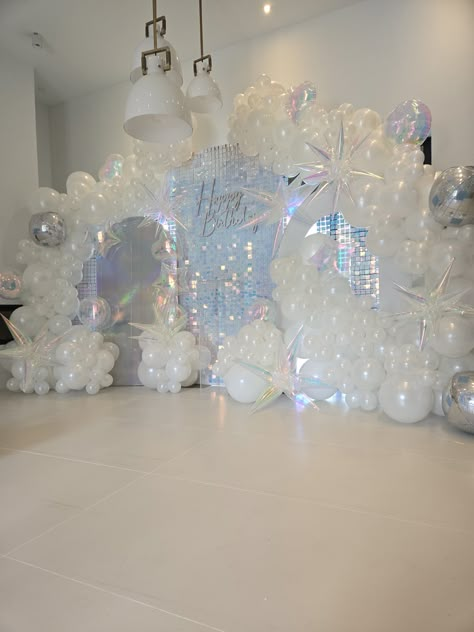 Silver And White Prom Decorations, Bubble Decorations Party Ideas, Winterland Party Decorations, Prom Winter Wonderland, Winter Wonderland Party Theme For Kids, Snow Queen Birthday Party, Icy Party Theme, Winter Balloon Backdrop, Ice Queen Birthday Party