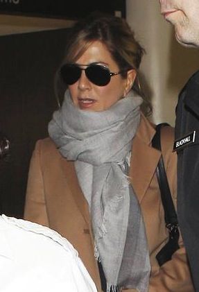 Ways To Tie Scarves, Jenifer Aniston, Scarf Outfit, New Hairstyle, Rachel Green, Jennifer Aniston, Scarf Hairstyles, New Style, Business Women