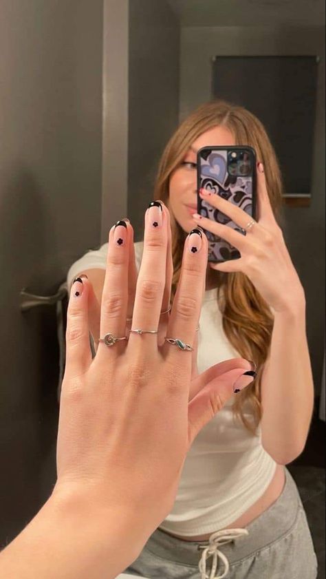 French Tips With Flowers, Show Nails, Selfie Poses For Men, Poses Modelo, Couple Selfie, Nail Art Photos, Black French Tips, Poses Selfie, Woman Shaving