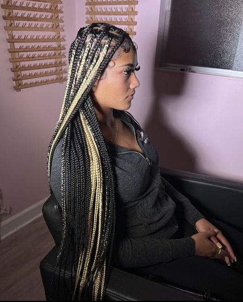 Knotless Box Braids Medium Blonde Highlights, Peekaboo Knotless Braids Blonde, 613 And Black Knotless Braids, Skunk Stripe Braids Knotless, Black And Blonde Knotless Braids, Blonde And Black Braids, Short Knotless Box Braids, Peekaboo Box Braids, Short Knotless Braids