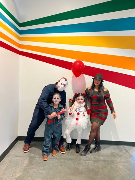 Penny Wise Family Costume, Penny Wise Costume, Oakley Clothes, Pennywise Costume, Sister Costumes, Family Costumes, Halloween Ideas, Cute Halloween, Harley Quinn