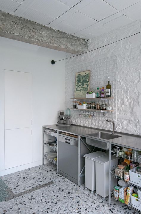 Warehouse Kitchen, 카페 인테리어 디자인, Kitchen Nook, Metal Shelves, Stainless Steel Kitchen, Cafe Interior, Contemporary Architecture, Küchen Design, 인테리어 디자인