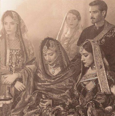 #wedding #shaadi #shadi #vintage #weddingphotography #lehenga Vintage Desi Wedding, Vintage Pakistani Fashion, Pakistani Wedding Aesthetic, Shaadi Aesthetic, Vintage Lehenga, Vintage Indian Wedding, Vintage Pakistan, Desi Vintage, Traditional Lehenga