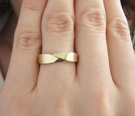 Mobius Wedding band 5mm Mobius Ring In 14k Gold Mobius by Benati Mobius Wedding Band, Wedding Ring Yellow Gold, Types Of Wedding Rings, Wedding Ring Gold, Mobius Ring, Cool Rings For Men, Modern Wedding Band, Mens Wedding Ring, Marriage Ring