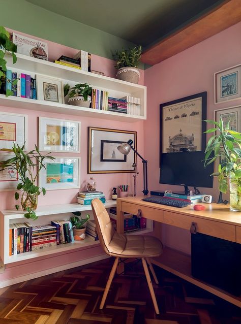 10 ideias com paredes coloridas para se inspirar na pintura de casa | Decoração | Casa e Jardim Gravity Home, Cozy Home Office, Home Office Space, Office Inspiration, Retro Home, Home Office Design, Decoration Design, Home Office Decor, Cozy House