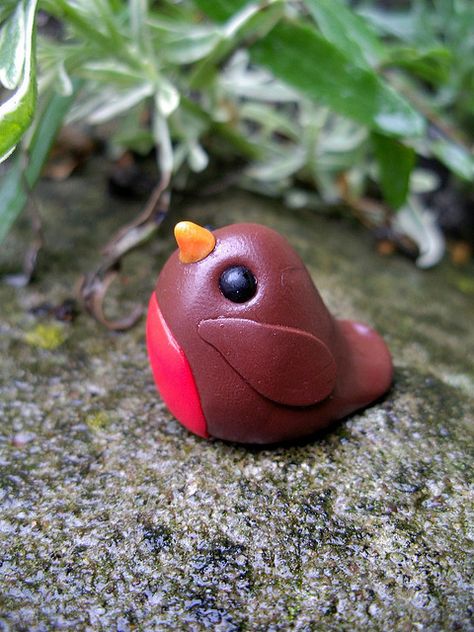 Schattig vogeltje van fimo. Small red robin. Bird. Fimo. Clay. Clay Robin Birds, Birds Polymer Clay, Polymer Clay Robin, Small Sculptures Clay, Clay Birds How To Make, Cute Small Clay Ideas, Clay Robin, Fimo Clay Ideas, Cute Clay Animals