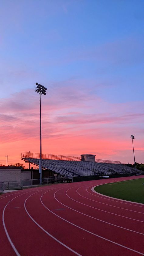 Running Aesthetic Vision Board, Running Asethic Wallpaper, Vision Board Track And Field, Sprinting Track Aesthetic, Aesthetic Running Wallpaper, Running Aethestic, Runner Vision Board, Runner Aesthetic Track, Athletic Track Aesthetic