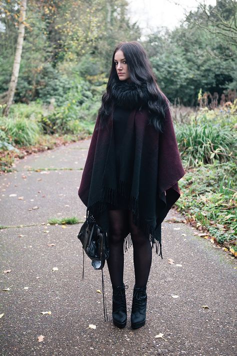 Strega Fashion Winter, Outfit With Poncho, Styling A Poncho, Winter Witch Outfit, Black Poncho Outfit, Goth Coat, Cape Outfit, Poncho Outfit, Strega Fashion