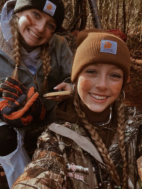 Hunting Selfies, Deer Hunting Outfits For Women, Winter Outfits With Beanies, Hunting Fits, Outfits With Beanies, Deer Hunting Outfit, Hunting Outfit, Women Hunting, Country Friends