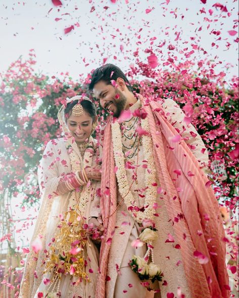 Indian Bridal Family Photos, Per Wedding Photoshoot Ideas, Stage Couple Poses, Indian Wedding Ceremony Photography, Bridal Wedding Photoshoot, Indian Wedding Picture Ideas, Indian Wedding Photos Couple, Wedding Photography Ideas Poses Romantic Photos Couple, Indian Wedding Photography Poses Couples Photo Ideas