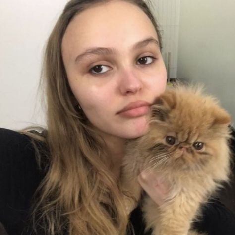 lily rose depp and her brown cat selfie Chanel Icon, Lily Cat, Lily Depp, Lily Rose Depp Style, Cat M, Rose Depp, Vanessa Paradis, Cat Model, Little Cat