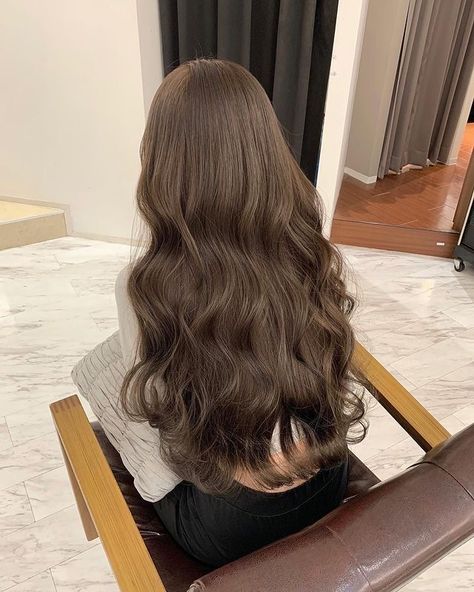 Soft Brown Hair, Cool Brown Hair, Korean Hair Color, Brown Hair Looks, Brown Hair Inspo, Summer Haircuts, Wavy Haircuts, Hair Stylies, Haircuts Straight Hair