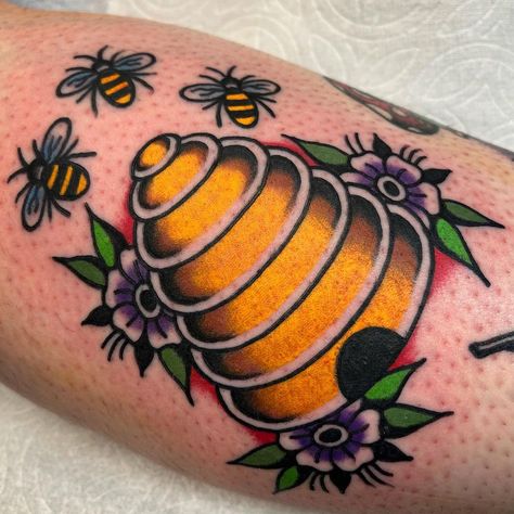 Beehive Tattoo, Bee Tattoo Meaning, Flash Art Tattoos, Queen Bee Tattoo, Honey Bee Tattoo, Favorite Tattoos, Tattoo Time, Funky Tattoos, Kunst Tattoos