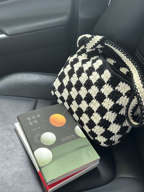 Crochet checkered bag Crochet Chess Board, Crochet Checked Bag, Chess Crochet, Checkerboard Crochet Bag, Checker Crochet, Crochet Star Patterns, Crochet Blanket Stitch Pattern, Crochet Fairy, Crochet Bag Tutorials