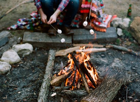 Camping engagement session kodak portra 800. Bonfire Prenup Ideas, Cozy Campfire Photoshoot, Winter Campfire Photoshoot, Bonfire Prewedding Shoot, Campfire Coffee Photography, Portra 800, Camping Photo, Camping Photography, Crater Lake