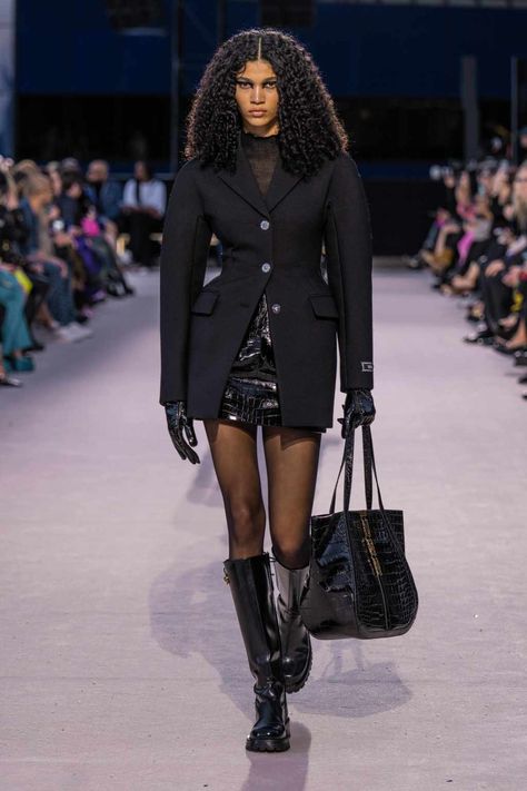 Versace Runway, Fashion Courses, Classy Work Outfits, Street Style Chic, Winter 2023, Tall Women, Fall 2023, Fall Fashion Outfits, Bella Hadid