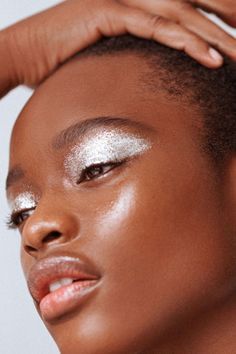 bold silver eye Editorial Make-up, Matte Make Up, Metallic Makeup, Silver Eyeshadow, White Makeup, Metallic Eyeshadow, Make Up Videos, Dewy Skin, Beauty Shoot