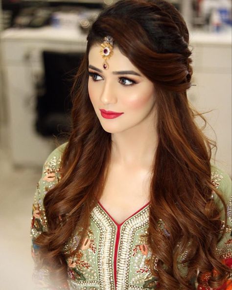 #mehndi bride 💕💕💕 Follow us on snapchat @makesaraup JANUARY slots are filling in,if you wish to book is for your big day please call us… Pakistani Wedding Hairstyles, Pakistani Bridal Hairstyles, Mehndi Hairstyles, Mehndi Bride, Hairstyles For Gowns, Hair Style On Saree, Pakistani Bridal Makeup, Engagement Hairstyles, Traditional Hairstyle