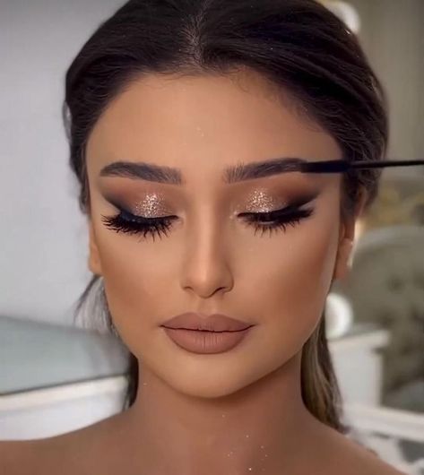 Eye Makeup For Red Gown, Videos Of Makeup Tutorials, Aqua Dress Makeup, Arabic Glam Makeup, Silver Gown Makeup Look, Muse Makeup Look, Gala Eye Makeup, Eyeshadow Look For Black Dress, New Makeup Trends 2024