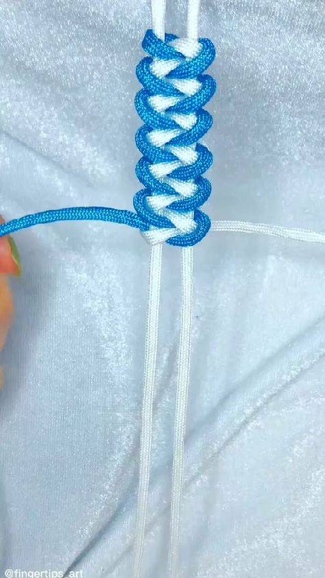 Macrame Knitting, Bracelets Macrame, Make Your Own Bracelet, Knitting Diy, Yarn Bracelets, Diy Crafts To Do, Weaving Patterns, Knitting Tutorial, Bracelet Crafts