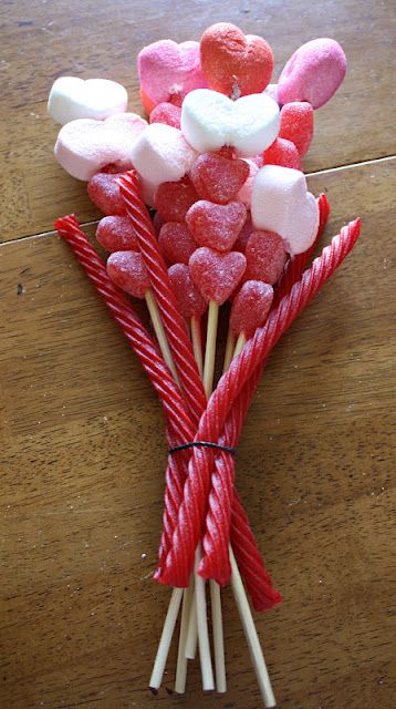 Candy Kabobs Valentines, Candy Kabobs, Friend Valentine Gifts, Bar A Bonbon, Valentine Bouquet, Sweet Trees, Candy Flowers, Candy Cakes, Candy Crafts