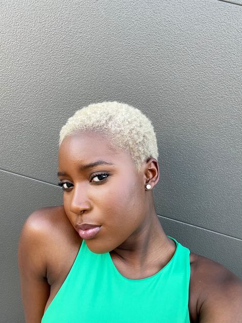 Feminine Haircuts Black Women, Platinum Blonde Buzzcut Black Women, Short Platinum Blonde Hair, Short Dyed Hair, Buzz Cut Hairstyles, Shaved Hair Cuts, Short Red Hair, Short Hair Black, Twa Hairstyles