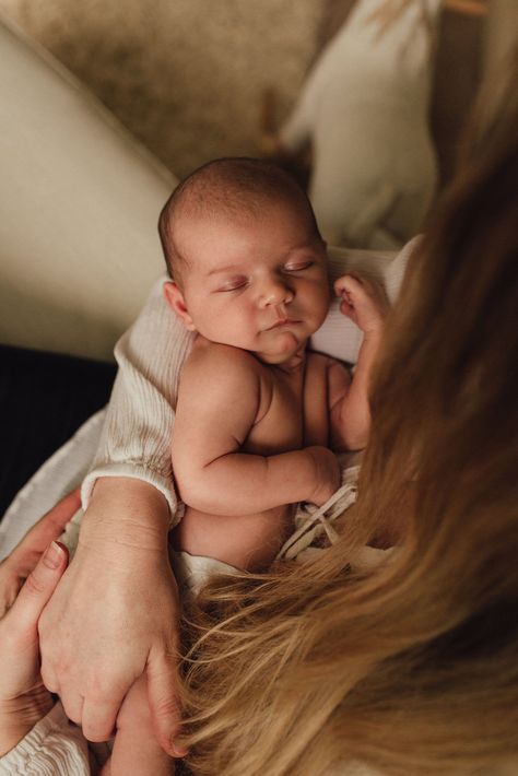 A sweet photo of mama holding her perfect little newborn baby, showing the loving mother's perspective! | newborn photography | best newborn photos | baby photos | sleeping newborn | natural photography Lifestyle Family Photos, Mother Baby Photography, Lifestyle Family Photography, Sibling Poses, Natural Newborn, Newborn Photography Poses, Newborn Baby Photos, Lifestyle Newborn Photography, Newborn Shoot