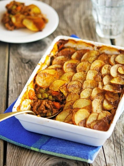 Cottage Pie - Debra highly recommended this. I made it with sweet potatoes and ground turkey instead and highly recommend that. Cottage Pie Recipe, Lemon Yogurt, Cottage Pie, Sliced Potatoes, Eating Raw, Casserole Dish, Delicious Healthy Recipes, Pie Recipes, Paleo Recipes