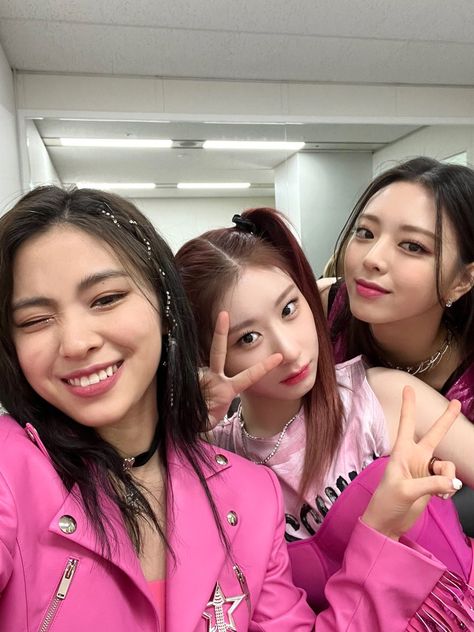 Itzy Pink, Itzy Loco, Ryujin Chaeryeong Yuna, I Love You Girl, Korea Girl, Itzy Ryujin, The Last, Stop Crying, Twitter Update