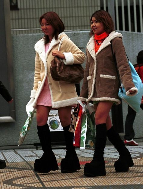 1990s Street Style, Japan Street Style, Bratz Outfit, Japanese Street Style, 2000s Japanese Fashion, Japan Fashion Street, Japan Street, Gyaru Fashion, Japanese Street