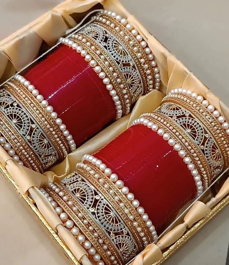 Wedding Chura, Flower Jewelry Designs, Bridal Jewelry Sets Brides, Wedding Jewelry Sets Bridal Jewellery, Wedding Outfits For Women, Bridal Jewellery Inspiration, Unique Bridal Jewelry, Bridal Chura, Indian Wedding Jewelry Sets