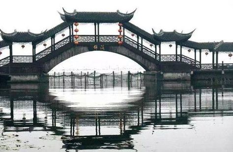 bridge in Jinxi ancient town in Suzhou, China. Modern Chinese Decor, Chinese Bridge, Traditional Architect, Chinese Palace, Suzhou China, Japanese Garden Landscape, Chinese House, Chinese Artwork, Asian Architecture