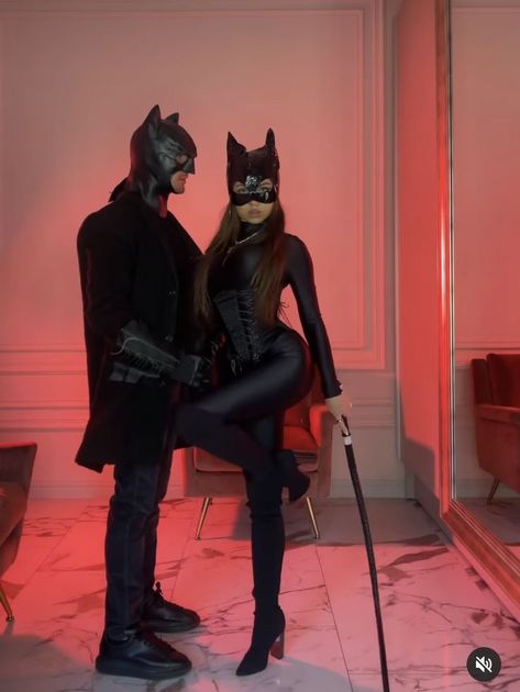 Cat Women Couples Costume, Dark Couple Costumes For Halloween, Celeb Couple Costumes, Halloween Costumes Catwoman, Catwomen Und Batman Costume, Couple Halloween Costumes Batman, The Mask Couple Costume, Cat Woman And Batman Costume Couple, Bat Man And Cat Woman Halloween Costume