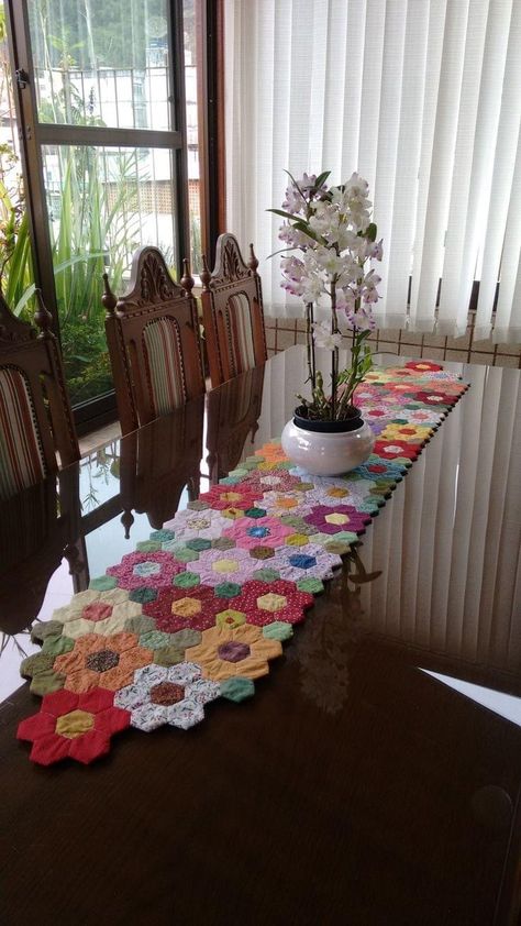 English Paper Piecing Table Runner, Hexagon Table Runner, Paper Peicing Patterns, Hexie Quilts Patterns, Grandmothers Flower Garden Quilt, Hexagon Quilt Pattern, Quilted Table Runners Christmas, Hexagon Patchwork, Flower Garden Quilt