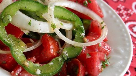 This Basque tomato salad dressed with a simple vinaigrette and fresh parsley and garlic tastes wonderful after marinating for a few hours. Basque Salad, Tomato Salad Dressing, Basque Food, Ensalada Caprese, Marinated Cucumbers, Vegetable Salad Recipes, Tomato Salad Recipes, Simple Vinaigrette, Homemade Salads