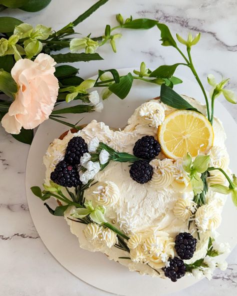 Moist and flavorful rosemary, lemon, and olive oil fairy cake topped with fresh flowers and fruits. Healthy Baking Alternatives, Sugar Free Pastries, Vegan Pastries, Baking Games, Fairy Cake, My Camera Roll, Sheet Cakes, Vegan Dessert, Food Sensitivities