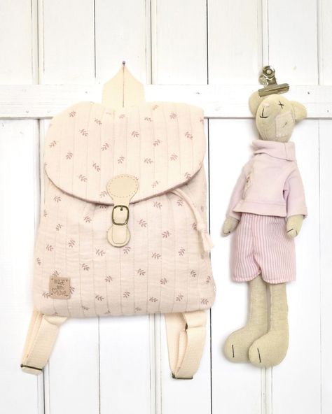 Mochila Infantil - Tutorial Paso a Paso con Patrones Gratuitos Sewing Bag, Video Tutorial, Leather Backpack, Fashion Backpack, Needlework, Backpacks, Couture, Tote Bag, Sewing