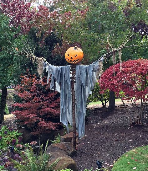 Crow Ideas, Entrada Halloween, Scary Halloween Decorations Outdoor, Scary Halloween Decorations Diy, Halloween Diy Outdoor, Halloween Outside, Halloween Decor Diy, Halloween Props Diy, Halloween Scarecrow