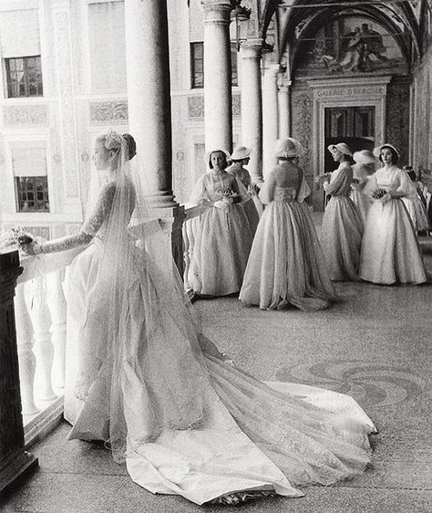 ALICE NAYLOR-LEYLAND on Instagram: “Magical Grace 🕊 #AlwaysLovedThis #GraceKelly” Grace Kelly Wedding, Mode Editorials, Princess Grace Kelly, Prince Rainier, Amazing Dresses, Paris Mode, Princess Grace, Royal Weddings, Vintage Bride