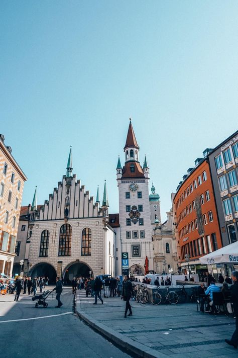 If you are visiting Munich, don't miss Marienplatz. Marienplatz is the city's oldest square. Not only does this place brings you history, culture, beer, shopping and restaurants, you also get a taste of music and Michael Jackson. Read more to find out! 15 things to see in and around #Marienplatz in #Munich. Marienplatz Munich, Crazy Places, Visit Munich, Munich Travel, Germany Trip, Germany Photography, Travel Photography Tips, Europe Vacation, Munich Germany