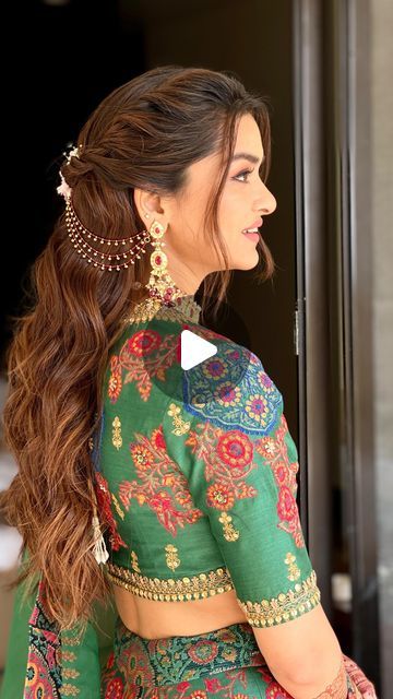 pratiksha NP on Instagram: "Mehndi hair in the making💚 

Bride: @vaishthakker 
Hair: @hairbypratiksha 
Makeup: @nilofermakeup 
Outfit: @debyaniandco 

#trendinghairstyles #bridalhair #bridesofinstagram #bridesbypratikshaverma #haircreation #hairlove #mehndihairstyle #indianhairstyles #weddinghairstyles #mumbaihairstylist
#bridalhairdo #bridesofsouthindia 
@wedmegood @weddingsutra @weddingbazaarofficial @thebridesofindia @witty_wedding @wedabout @weddingsutra" Hairstyles For Indian Outfits, Mehndi Look For Bride, Mehndi Function Dress, Engagement Looks For Indian Bride, Dupatta On Head, Mehndi Hair, Mehndi Makeup, Engagement Looks, Mehndi Hairstyles